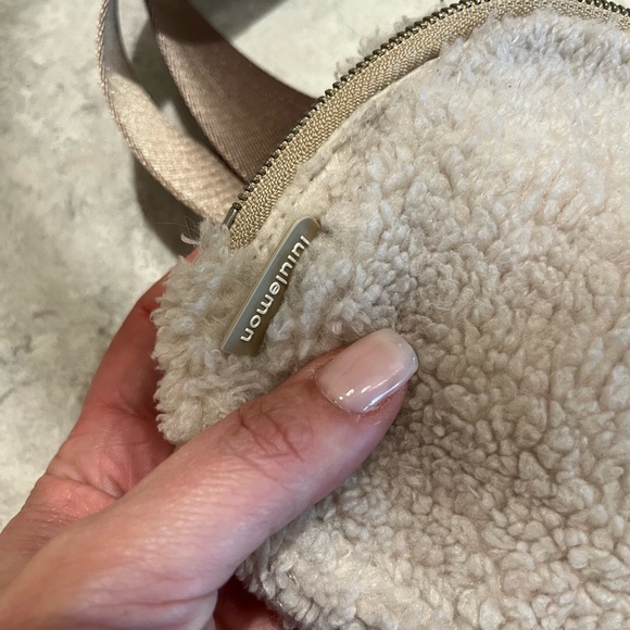 Lululemon original sherpa belt bag white gold everywhere cross body - Picture 4 of 5